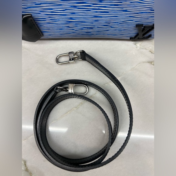 SOLD!!! Authentic Louis Vuitton Cluny BB in Denim Epi Leather - Picture 9 of 16